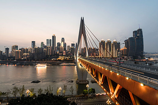 重庆东水门大桥的黄昏时分