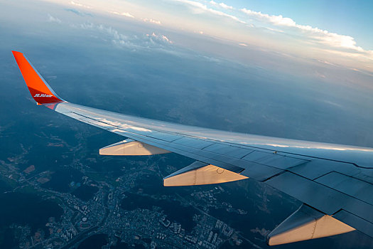 从济州航空客机的机翼看天空的黄昏景观