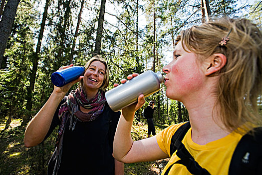 两个女人,饮用水,站立,树林,瑞典