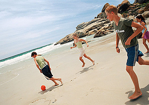 年轻人,玩,足球,海滩
