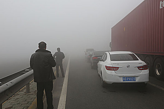 春运首日苏北遭遇大雾高速封闭人员车辆滞留