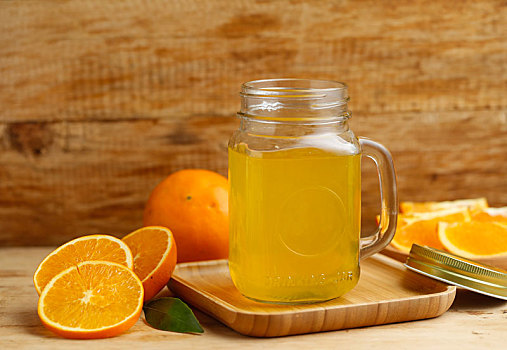 橙汁放在木桌上