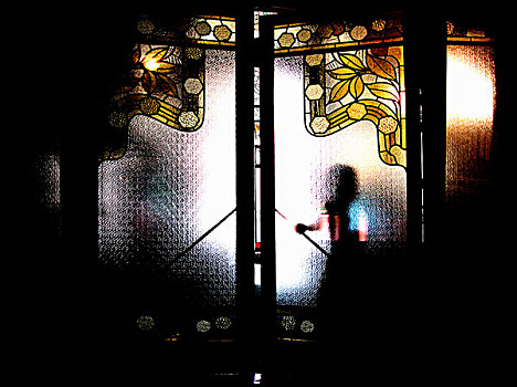 剪影,女人,打开,黄色,色调,弄脏,玻璃,门,歌剧,剧院,巴塞罗那,西班牙,夏天,2008年