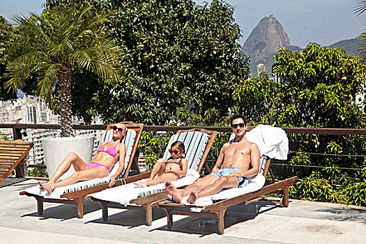 年轻家庭,日光浴,游泳池,里约热内卢,巴西
