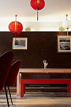 亚洲,餐馆,红色,长椅,木桌子,正面,暗色,木墙,红灯笼,悬挂,天花板