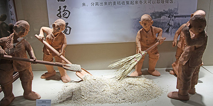 新疆巴里坤,泥塑艺术再现麦收生活
