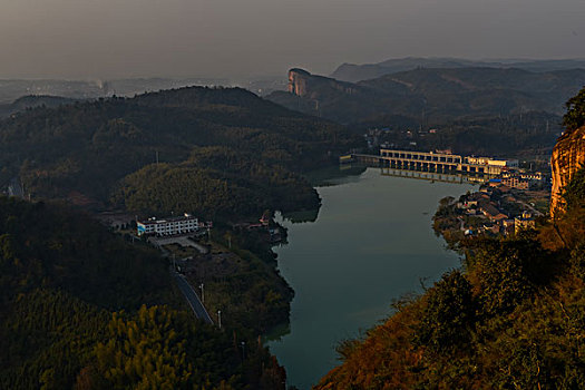 山,丹霞,河流,蓝天,黄昏,大气,田野,水电站,村庄,驴友,旅行,地质公园,丹霞地貌,绿色,灌木,树,草,水潭,素材,平面设计