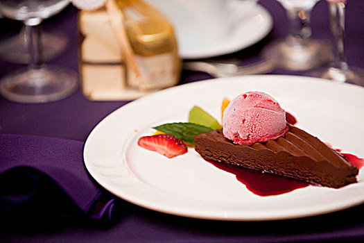 巧克力蛋糕,树莓冰淇淋