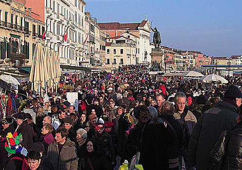 意大利威尼斯狂欢节,人潮涌动,比肩接踵