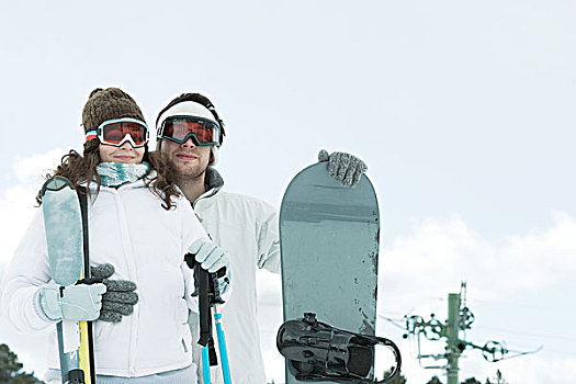 年轻,情侣,衣服,滑雪,穿戴,男人,拿着,滑雪板,女人,滑雪棒