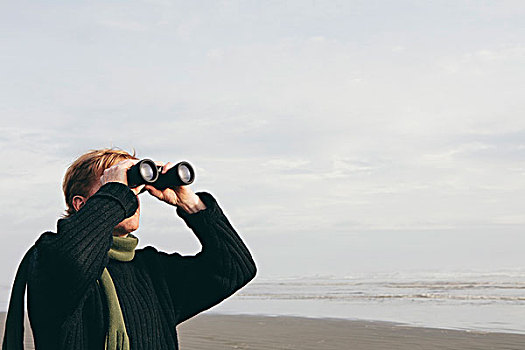 中年,站立,海滩,看穿,双筒望远镜,华盛顿,美国