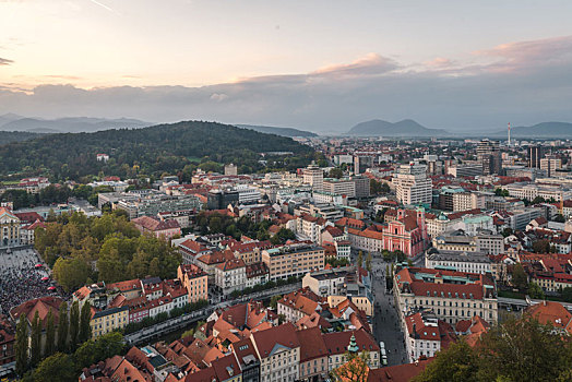 斯洛文尼亚首都卢布尔雅那黄昏城市风景