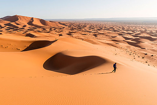 女人,跑,下坡,红色,沙丘,沙漠,风景,却比沙丘,梅如卡,撒哈拉沙漠,摩洛哥,非洲