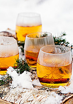 玻璃杯,热红酒,云杉,细枝,雪