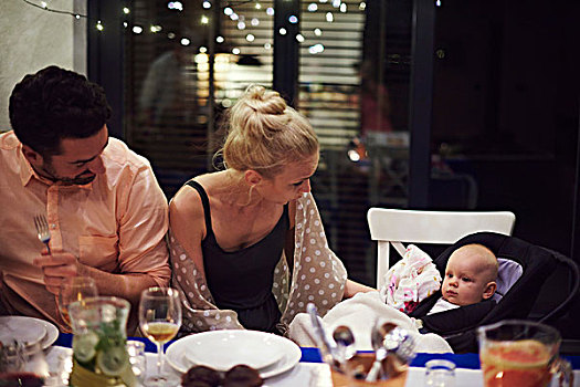 坐,夫妇,餐桌,护理,婴儿,女儿