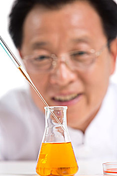 科學家在實驗室做科學實驗