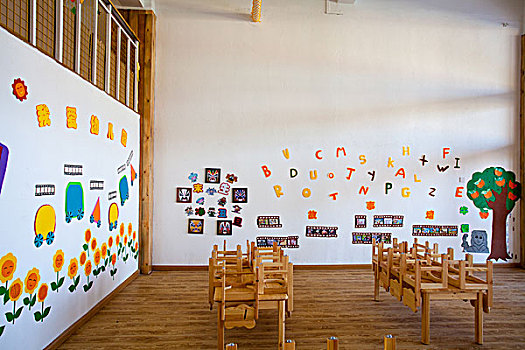 幼儿园设施字母墙壁