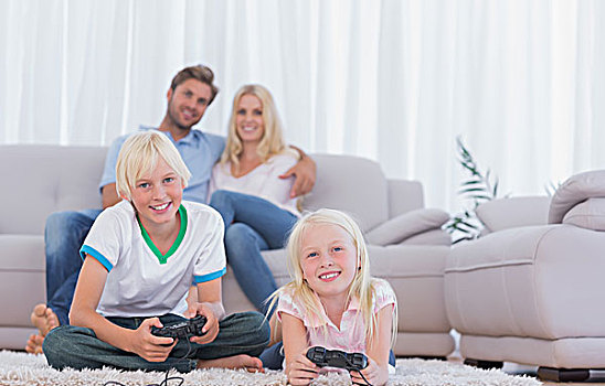 孩子,坐,地毯,玩电玩,客厅