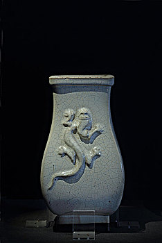 明代,广窑塑贴螭虎纹方瓶,故宫博物院藏