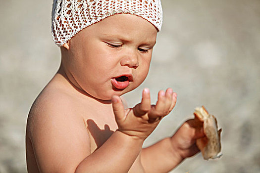 小,白人婴儿,吃,牛角面包,海滩