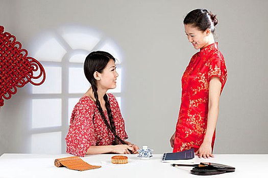 两个中国女子在聊天