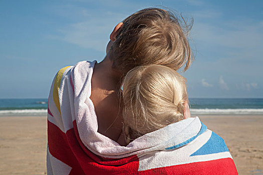 两个孩子,分享,毛巾,背面视角,兄弟姐妹,坐,海滩