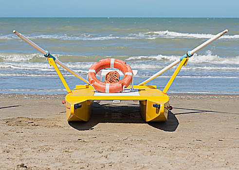 救生艇,坐,海滩,水边,里米尼,艾米利亚-罗马涅大区,意大利