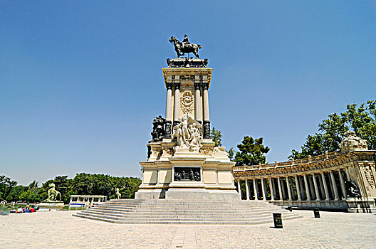 骑马雕像,国王,丽池公园,马德里,西班牙,欧洲