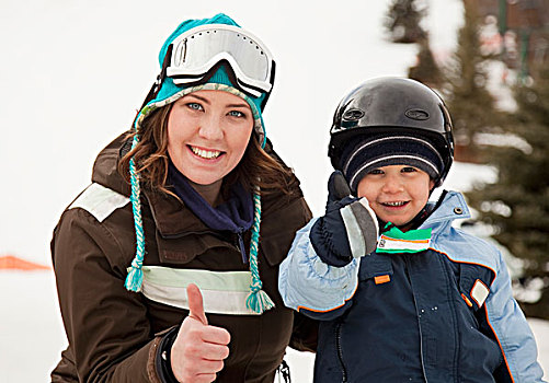 母亲,孩子,儿子,戴着,头盔,滑雪,面具,给,手势,赤鹿,艾伯塔省,加拿大