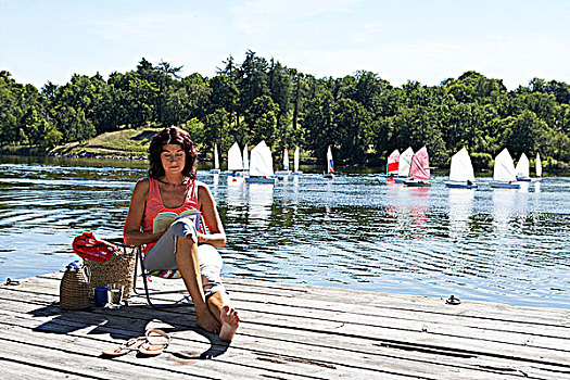 女人,坐,码头,湖,瑞典