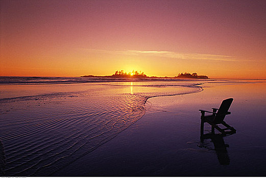 宽木躺椅,海滩,日落,长滩,温哥华岛,不列颠哥伦比亚省,加拿大