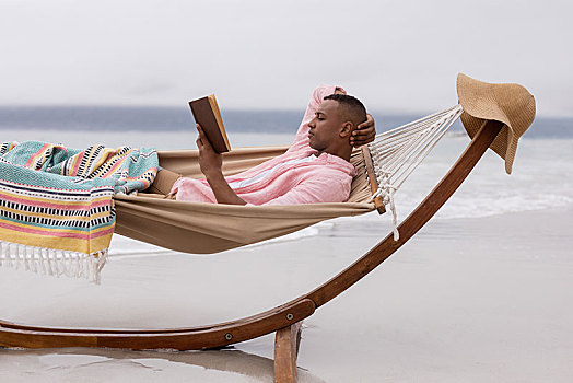 男人,读,书本,放松,吊床,海滩