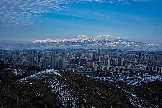 雅玛里克山拍摄城市雪景