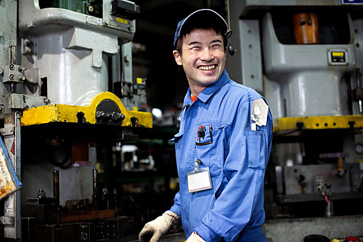 日本,男人,戴着,棒球帽,蓝色,站立,工厂,微笑