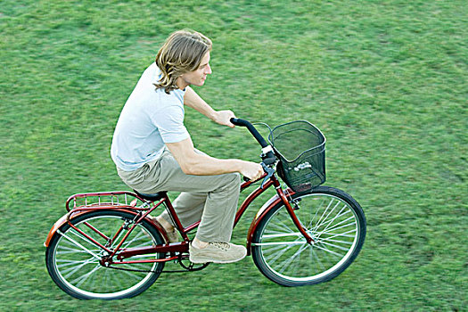 男青年,骑自行车,草
