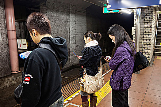 日本,东京,乘客,地铁站,手机,电子装置