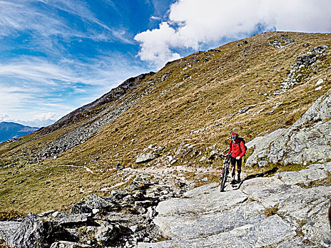 山地车手,推,自行车,上方,石头,瓦莱,瑞士