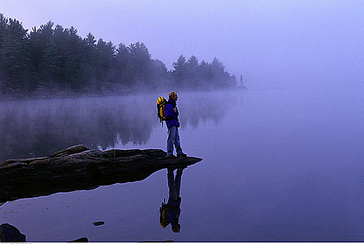 站立,男人,岩石上,湖,薄雾,安大略省,加拿大