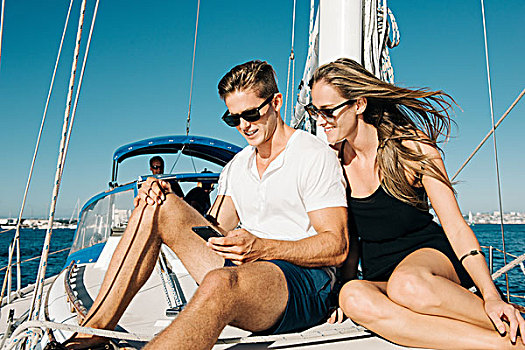 情侣,智能手机,帆船,圣地亚哥湾,加利福尼亚,美国