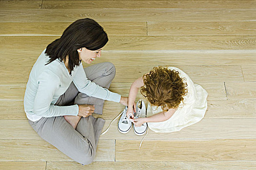 母亲,小女孩,坐在地板上,女孩,学习,鞋带,风景,高处