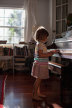 女孩,站立,演奏,老,钢琴,在家