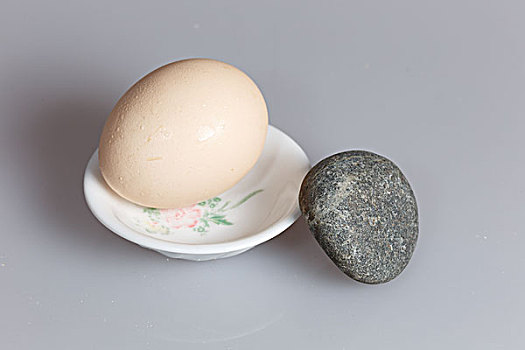 鸡蛋石头