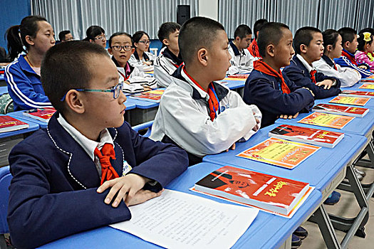 学生聆听感动中国人物故事