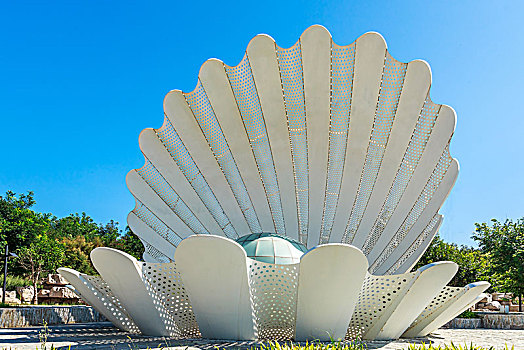 养马岛海滨的扇贝造型雕塑