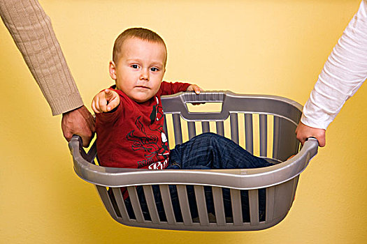 男孩,2岁,洗衣篮