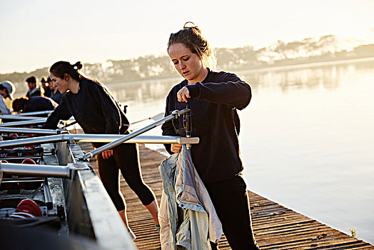 女性,桨手,准备,短桨,晴朗,湖岸,码头
