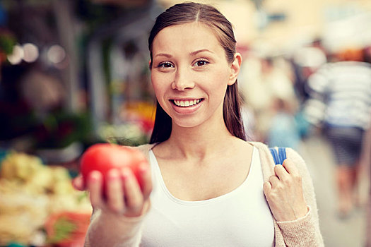 高兴,女人,拿着,西红柿,街边市场