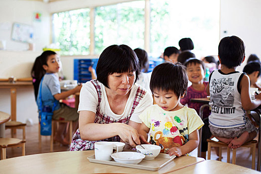 女性,教师,坐,桌子,日本人,学龄前,帮助,男孩,吃,午餐