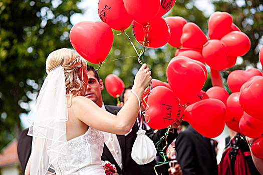 高兴,婚礼,情侣,拿着,气球,愿望,书写