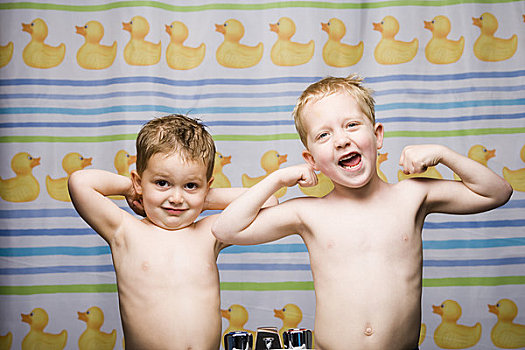 两个男孩,屈曲肌肉,浴室